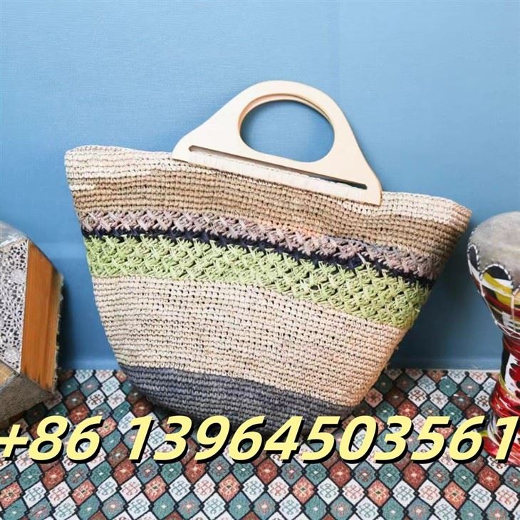 Mála láimhe raffia le hanlaí adhmaid