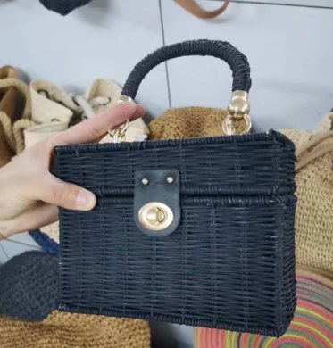 Mála Crossbody Dubh RatánComment Nádúrtha